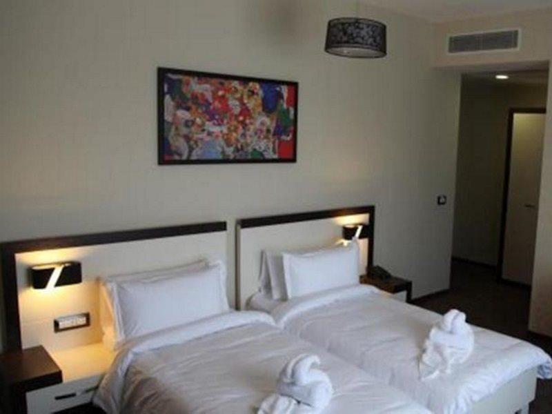 Amazona Hotel プリシュティナ エクステリア 写真